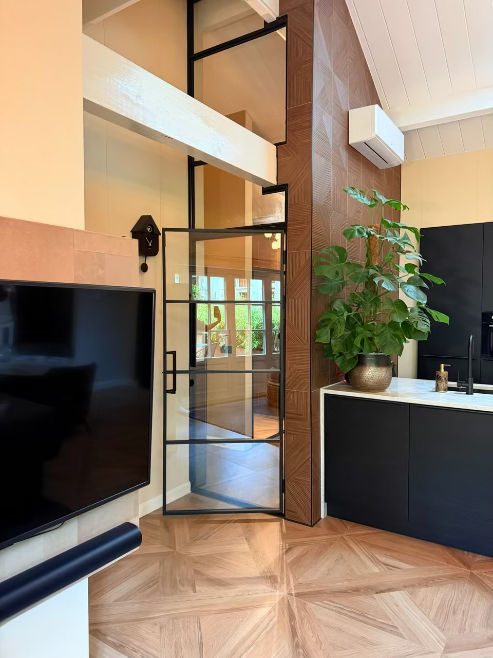 Sfeervol interieur van een B&B-suite: stalen deur, warm hout en natuurlijk licht